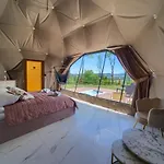 Peak Glamp & Jacuzzi Campo de lujo *