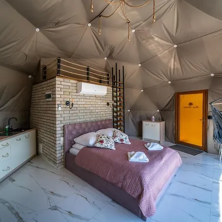 Peak Glamp & Jacuzzi זקופאנה