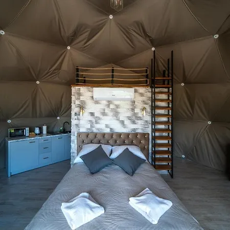 Peak Glamp & Jacuzzi * זקופאנה