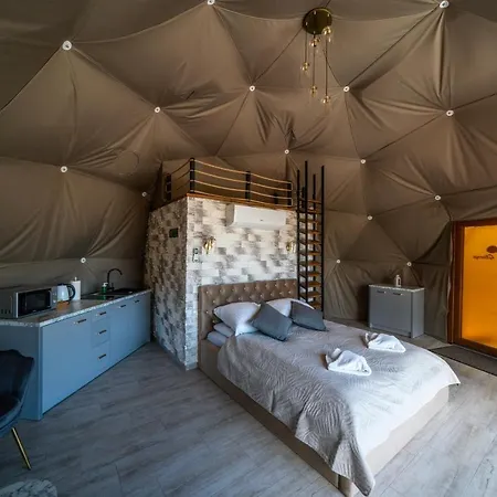 Peak Glamp & Jacuzzi * זקופאנה